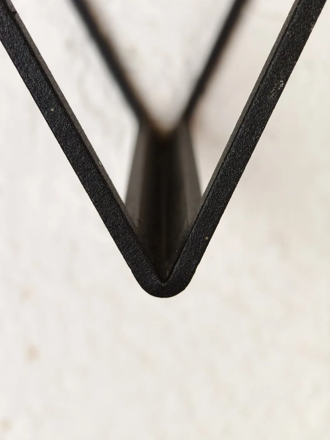 Pli noir mat et arête graphique